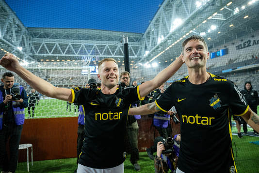 AIKs Sebastian Larsson och Mikael Lustig jublar