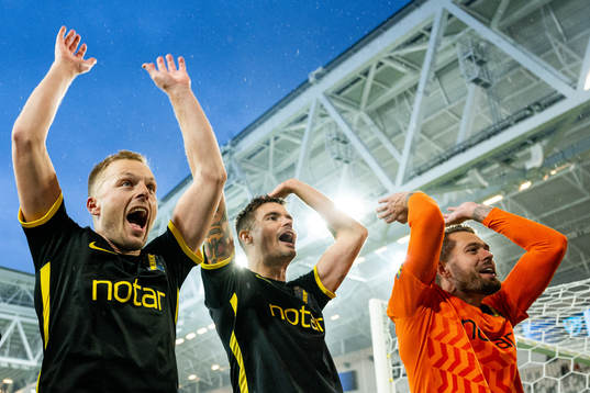 AIKs Sebastian Larsson, Mikael Lustig och målvakt