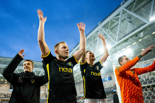 AIKs Sebastian Larsson, Mikael Lustig och målvakt