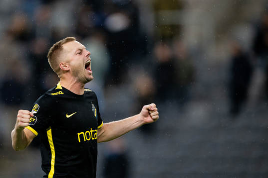 AIKs Sebastian Larsson jublar
