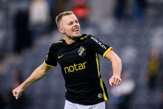 AIKs Sebastian Larsson jublar