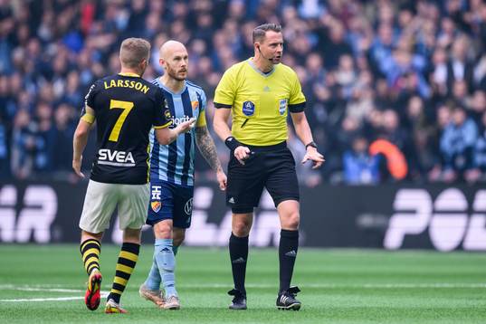 Domare Andreas Ekberg, AIKs Sebastian Larsson och
