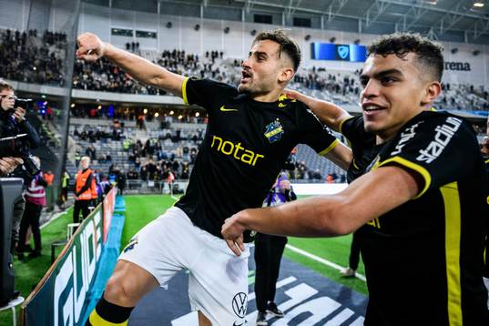 AIKs Sotirios Papagiannopoulos och Yasin Ayari jublar