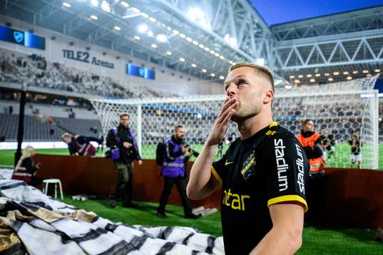AIKs Sebastian Larsson jublar