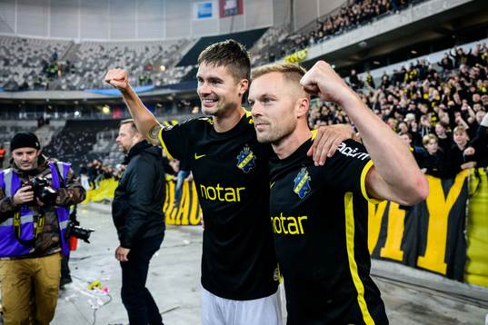AIKs Mikael Lustig och Sebastian Larsson jublar