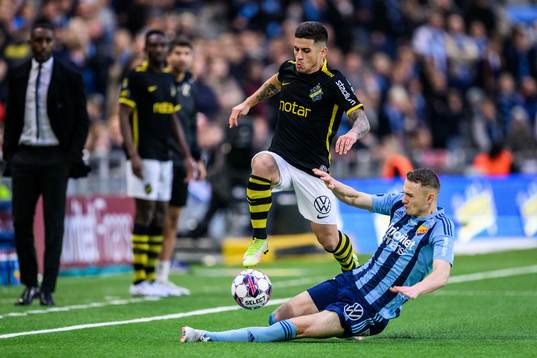 AIKs Nicolas Stefanelli och Djurgårdens Piotr Johansson