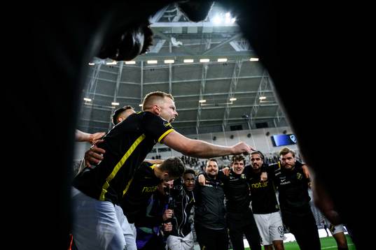 AIKs Sebastian Larsson jublar