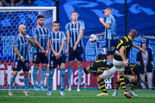 AIKs Sebastian Larsson slår en frispark mot Djurgårdens