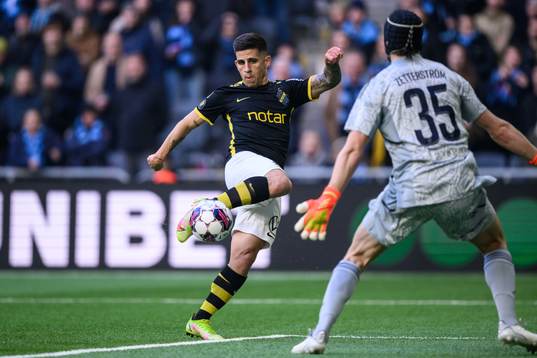 AIKs Nicolas Stefanelli gör 0-2 på Djurgårdens målvakt