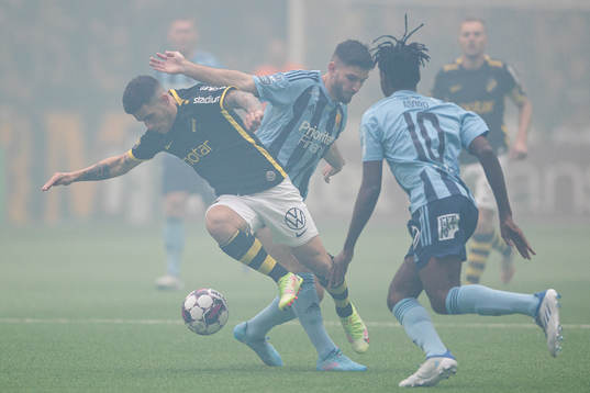AIKs Nicolas Stefanelli och Djurgårdens Joel Asoro