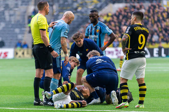 Djurgårdens Besard Sabovic och AIKs Bilal Hussein har ont