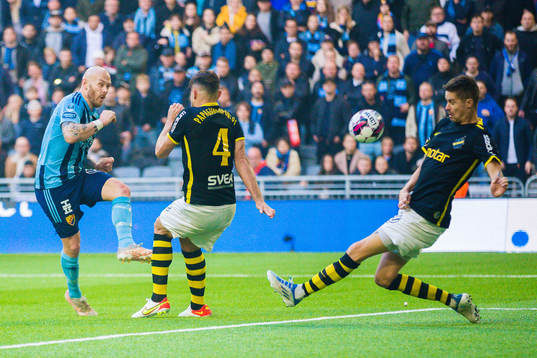 Djurgårdens Magnus Eriksson med en målchans