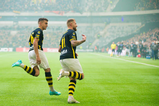 s Yasin Ayari och John Guidetti jublar