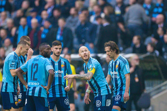 Djurgårdens Magnus Eriksson med lagkamrater