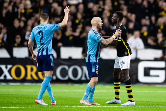 s Collins Lusaka Sichenje som fått ett rött kort