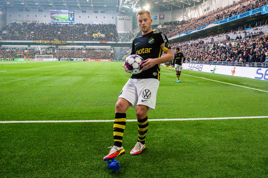 s Sebastian Larsson sparkar undan pappersboll som kasats in