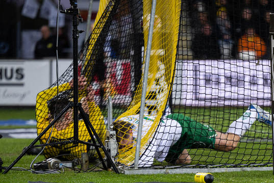 Hammarbys Joel Nilsson skadar sig i samband med sitt 0-3