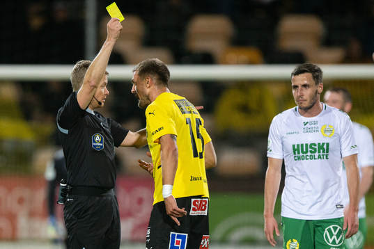 Mjällbys Ivan Kricak får ett gult kort av Domare Fredrik