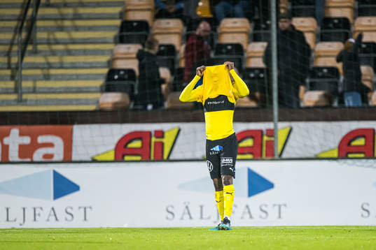 Mjällbys Azeez Temitope Yusuf deppar