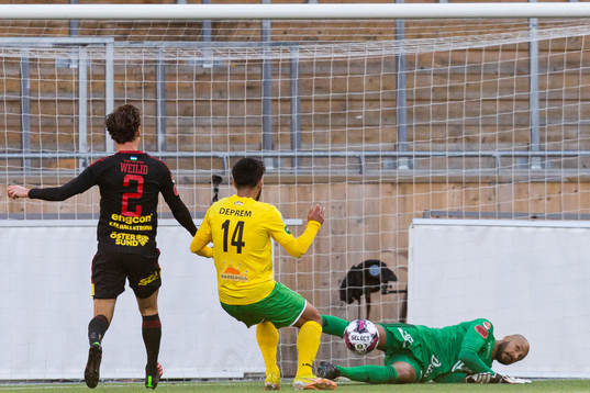 Dalkurds Rodin Deprem oroar framför Östersunds Aly Keita