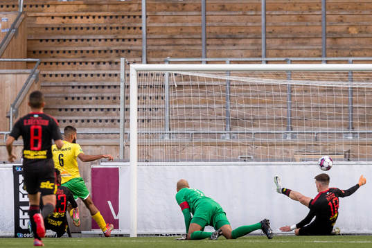 Dalkurds Suleman Zurmati gör 1-0 bakom Östersunds Aly
