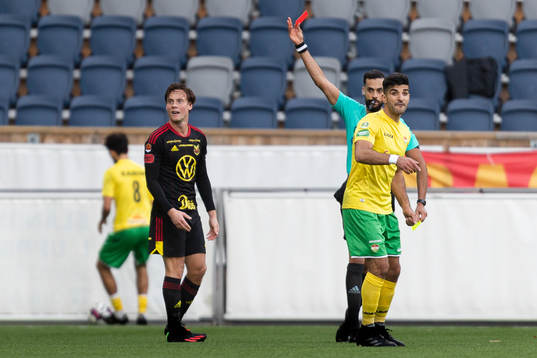 Östersunds Cesar Weilid får ett rött kort