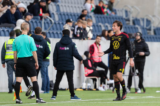 Östersunds Cesar Weilid lämnar planen