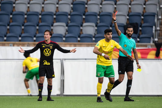Östersunds Cesar Weilid får rött kort
