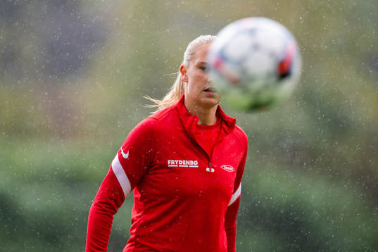 Lisa Fjeldstad Naalsund of Brann warms up