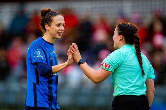 Melissa Berman Bjånesøy of Stabæk and referee Karoline
