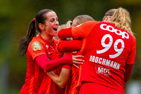 Tuva Hansen of Brann celebrates with teammates