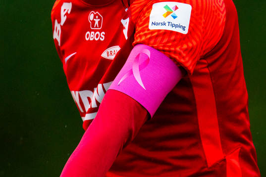 The pink captains’ armband of Tuva Hansen of Brann