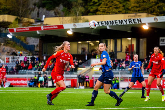 Svava Ros Gudmundsdottir of Brann and Selma Pettersen of