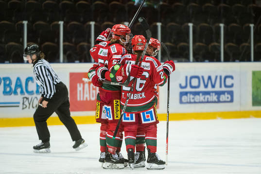 Modos Jennifer Wakefield gör 1-3 målet