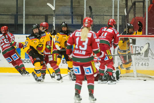 Luleås Viivi Vainikka gör 1-2 målet