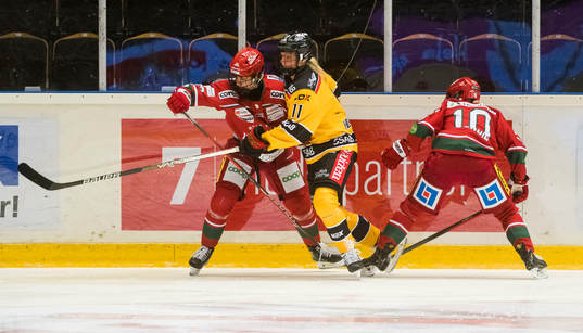 Modos Wilma Sundin och Jaycee Magwood  kämpar mot Luleås