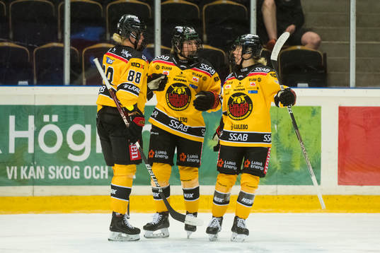 Luleås Petra Nieminen gör 1-1 målet