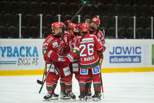 Modos Jennifer Wakefield gör 1-3 målet
