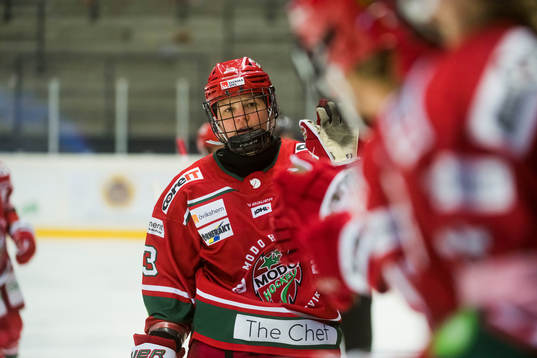 Modos Jennifer Wakefield gör 1-3 målet