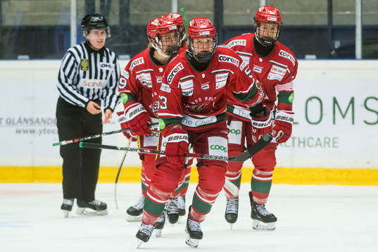Modos Jennifer Wakefield gör 2-3 målet