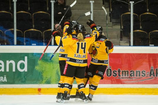 Luleås Jenni Hiirkoski gör 1-3 målet