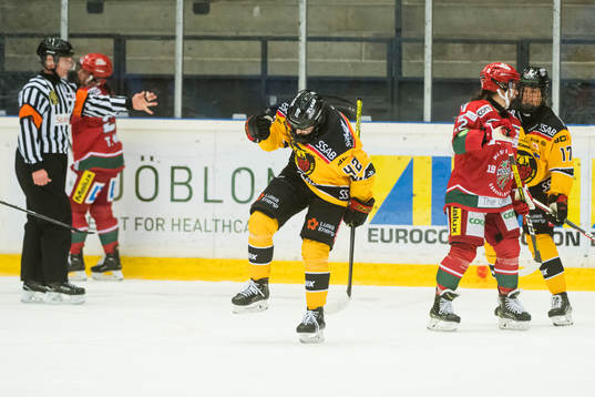 Luleås Viivi Vainikka gör 1-2 målet