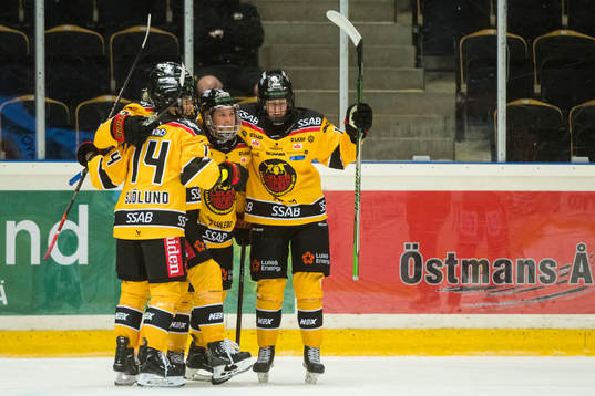 Luleås Jenni Hiirkoski gör 1-3 målet