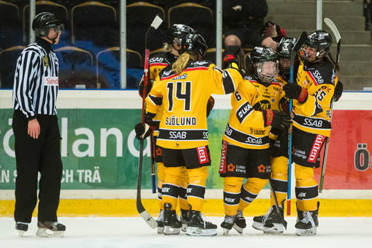 Luleås Jenni Hiirkoski gör 1-3 målet