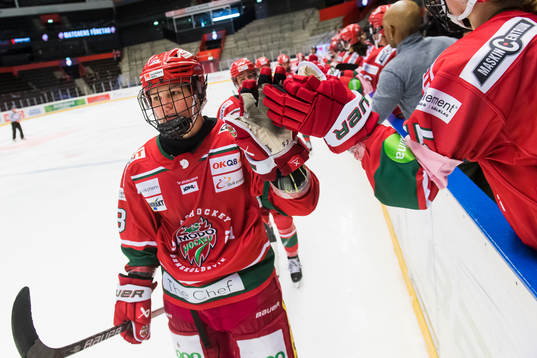 Modos Jennifer Wakefield gör 2-3 målet