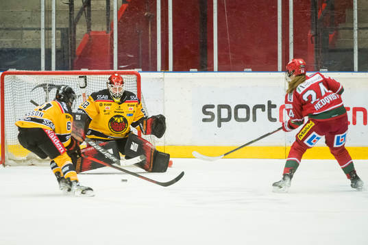 Luleås målvakt Sara Grahn och Jenni Hiirkoski samt Modos