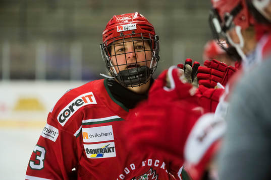 Modos Jennifer Wakefield gör 1-3 målet