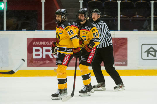 Luleås Ronja Savolainen gör 1-4 målet