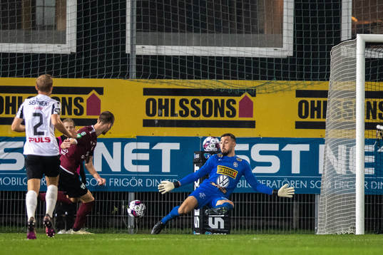 Västerås SKs Viktor Granath och Landskronas målvakt Amr