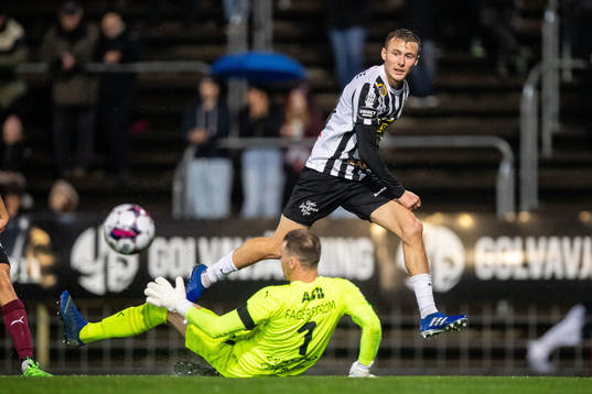 Landskronas Melker Heier och Västerås SKs målvakt Anton